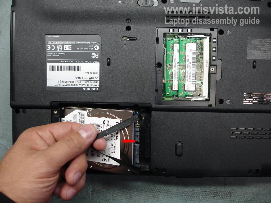 Жесткий видит открывает. Жесткий диск для ноутбука. Расположение жесткого диска в ноутбуке. Расположение жёстких дисков в ноутбуках. Toshiba HDD для старых ноутбуков.